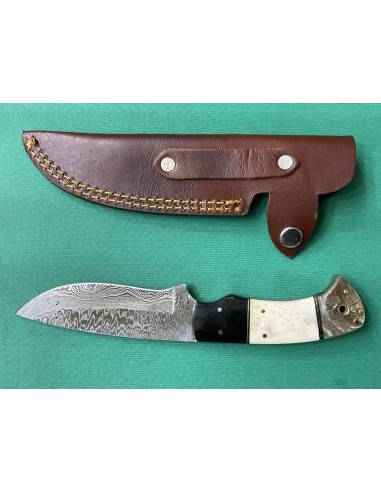 Coltello artigianale lavorato interamente fatto a mano con lama damascata