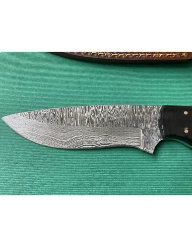 Coltello artigianale lavorato interamente fatto a mano con lama damascata