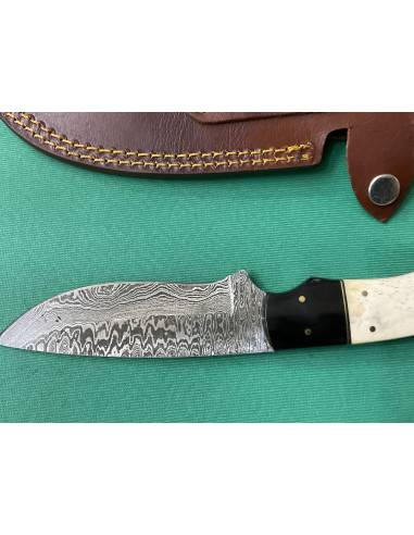 Coltello artigianale lavorato interamente fatto a mano con lama damascata