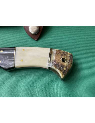 Coltello artigianale lavorato interamente fatto a mano con lama damascata