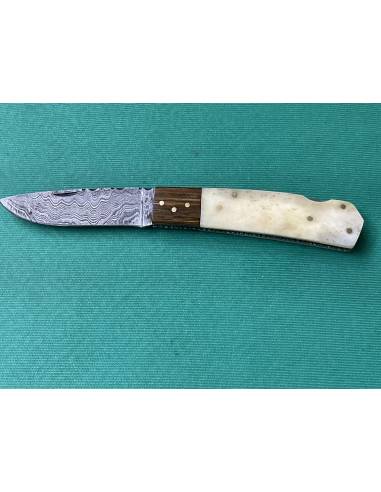Coltello artigianale lavorato interamente fatto a mano con lama damascata