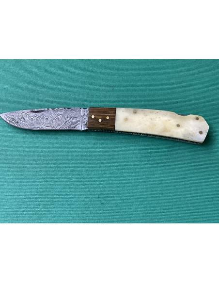 Coltello artigianale lavorato interamente fatto a mano con lama damascata