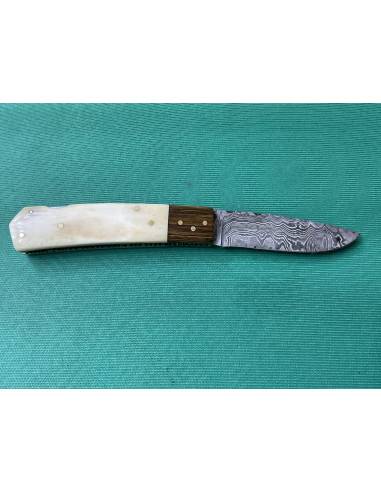 Coltello artigianale lavorato interamente fatto a mano con lama damascata