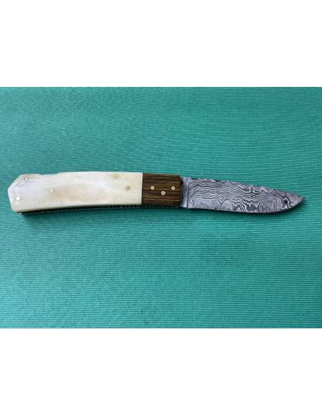 Coltello artigianale lavorato interamente fatto a mano con lama damascata