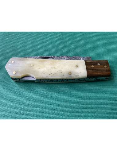 Coltello artigianale lavorato interamente fatto a mano con lama damascata