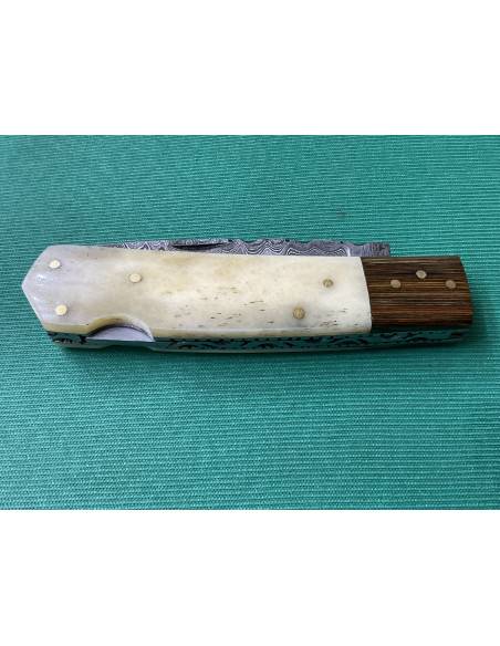Coltello artigianale lavorato interamente fatto a mano con lama damascata