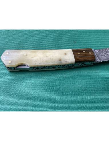 Coltello artigianale lavorato interamente fatto a mano con lama damascata