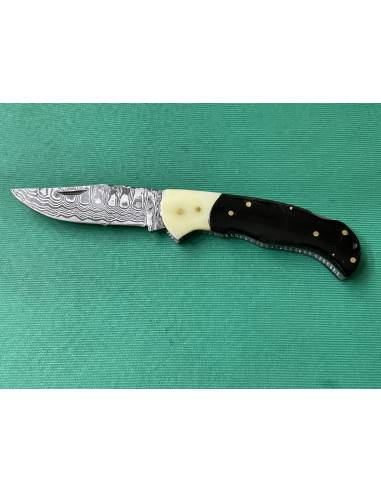 Coltello artigianale lavorato interamente fatto a mano con lama damascata