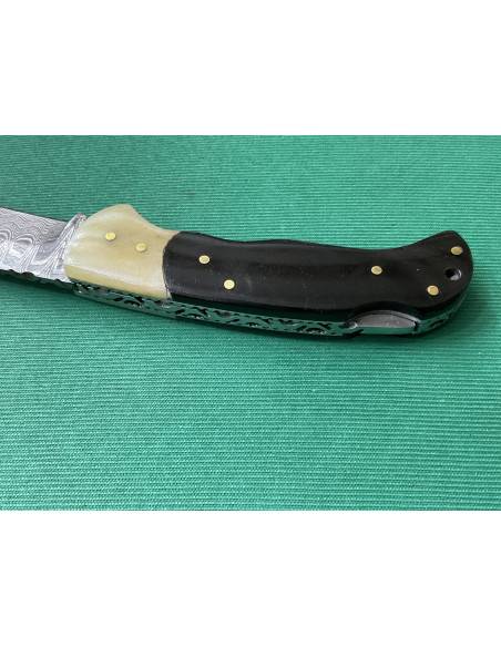 Coltello artigianale lavorato interamente fatto a mano con lama damascata