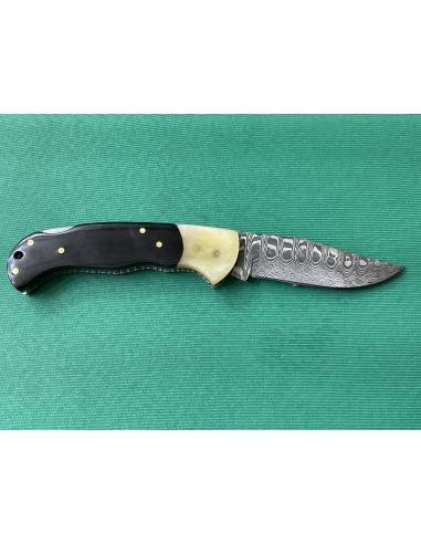 Coltello artigianale lavorato interamente fatto a mano con lama damascata