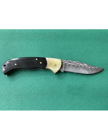 Coltello artigianale lavorato interamente fatto a mano con lama damascata