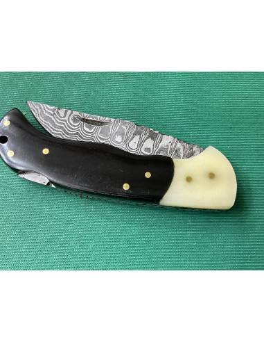 Coltello artigianale lavorato interamente fatto a mano con lama damascata