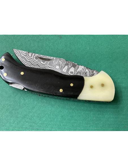 Coltello artigianale lavorato interamente fatto a mano con lama damascata