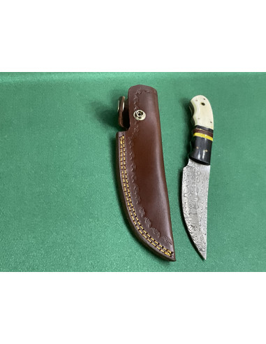 Coltello artigianale lavorato interamente fatto a mano con lama damascata