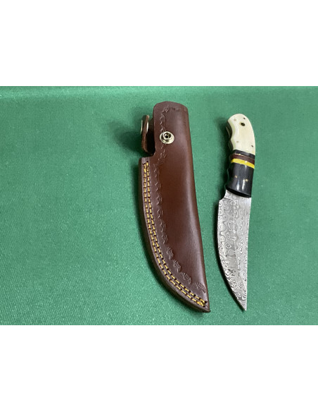 Coltello artigianale lavorato interamente fatto a mano con lama damascata