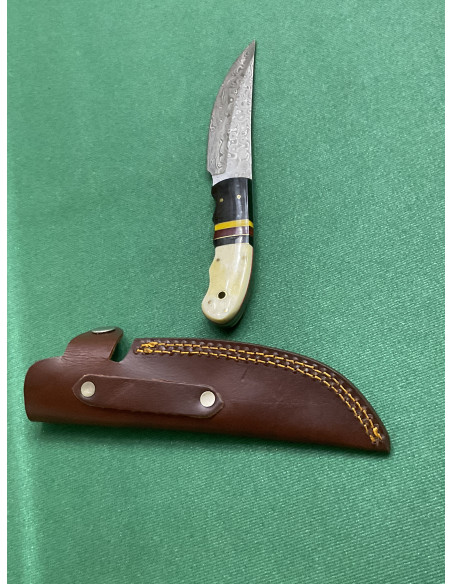 Coltello artigianale lavorato interamente fatto a mano con lama damascata