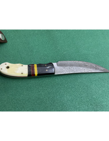 Coltello artigianale lavorato interamente fatto a mano con lama damascata