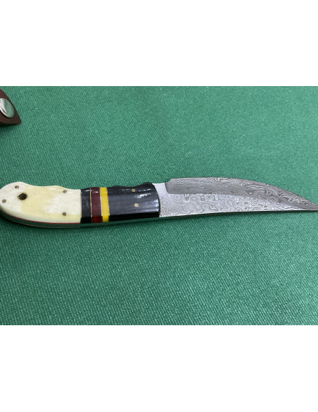 Coltello artigianale lavorato interamente fatto a mano con lama damascata