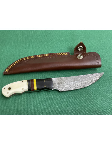 Coltello artigianale lavorato interamente fatto a mano con lama damascata
