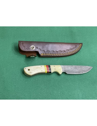 Coltello artigianale lavorato interamente fatto a mano con lama damascata Con fodero