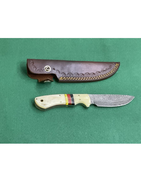 Coltello artigianale lavorato interamente fatto a mano con lama damascata Con fodero