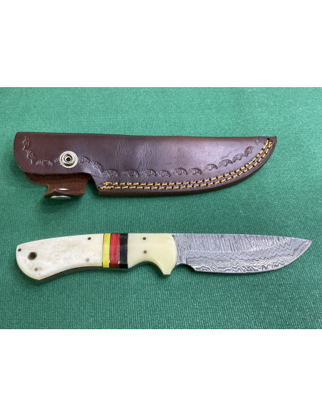 Coltello artigianale lavorato interamente fatto a mano con lama damascata Con fodero