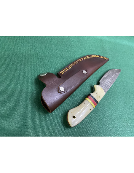 Coltello artigianale lavorato interamente fatto a mano con lama damascata Con fodero