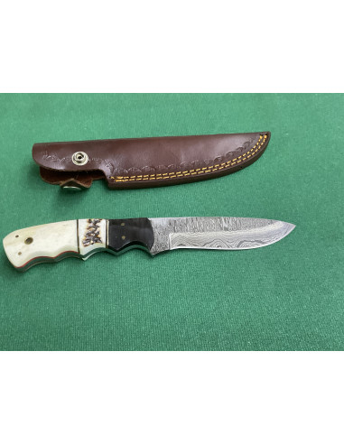 Coltello artigianale lavorato interamente fatto a mano con lama damascata Con fodero