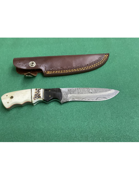 Coltello artigianale lavorato interamente fatto a mano con lama damascata Con fodero