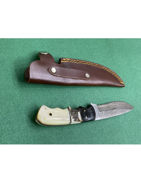 Coltello artigianale lavorato interamente fatto a mano con lama damascata Con fodero