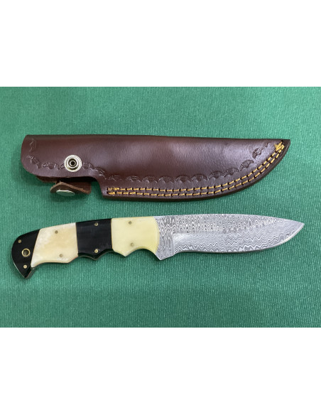 Coltello artigianale lavorato interamente fatto a mano con lama damascata