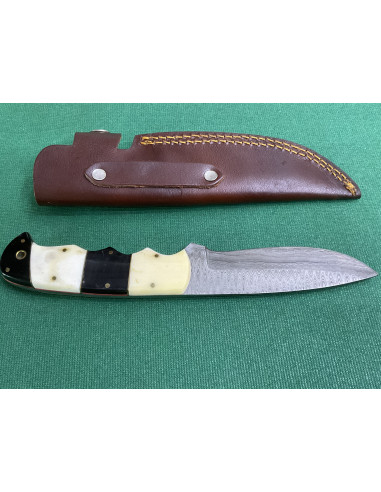 Coltello artigianale lavorato interamente fatto a mano con lama damascata