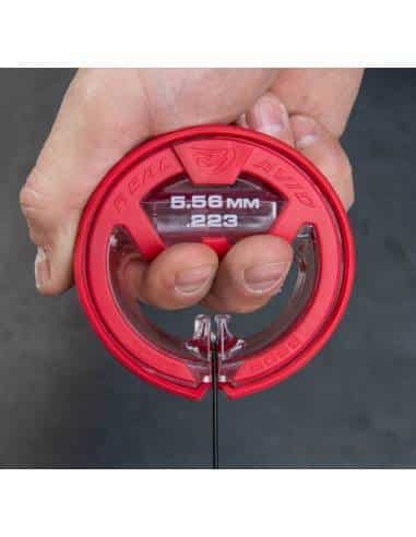 Real Avid 56mm, Bore Boss .223CAL/5,56 mm – Sistema di Pulizia Pulito, Pull Through, Foro Unisex-Adulto, Nero/Rosso, No Size