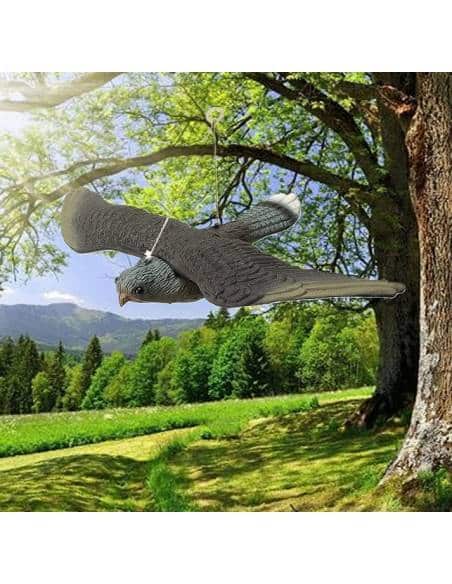 AmandaJ - Falco volante artificiale, simulazione di uccelli falchi deterranti per uccelli da giardino per montaggio a parete e a